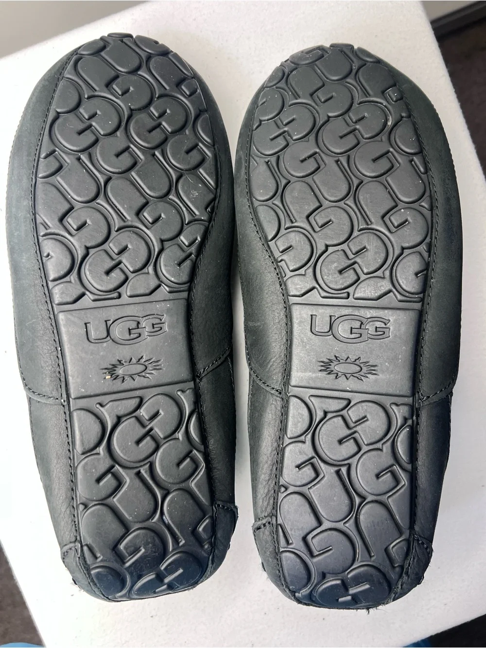 UGG Mens ascot 1101110 like new  no box Black Leather size 11 Slippers.
